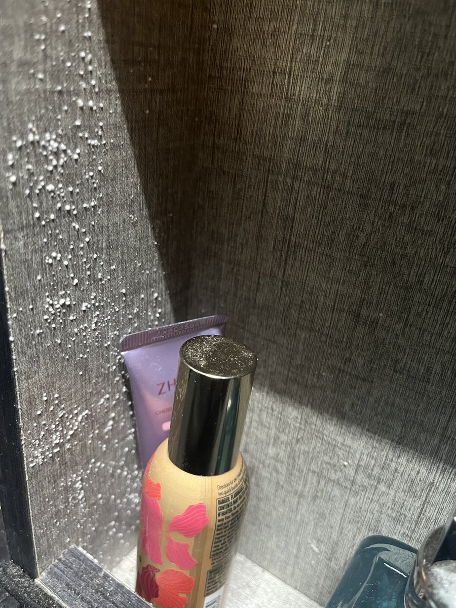 Haritu masa balik kampung, terkejut tengok dlm almari ada benda putih2 macam ni. Rupanya ni kulat ye. I baru tahu kulat ni bahaya sampai ada yg kena hospitalized. 

No wonder masa i pegang nak cuci pun habis rasa gatal muka &amp; badan. 

So apa tips nak elakkan perabot berkulat?