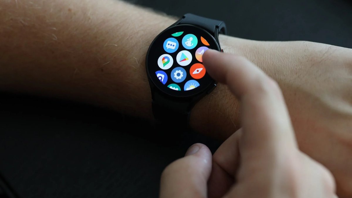 SamMobiles's tweet photo. The Samsung Galaxy Watch 4 finally gets the stable One UI 6 Watch (Wear OS 5) update!
More details about the new features are here: https://t.co/q1pBrBOf0q
#OneUI6Watch #GalaxyWatch4 #GalaxyWatch4Classic #WearOS5 https://t.co/FacpSx2VCW