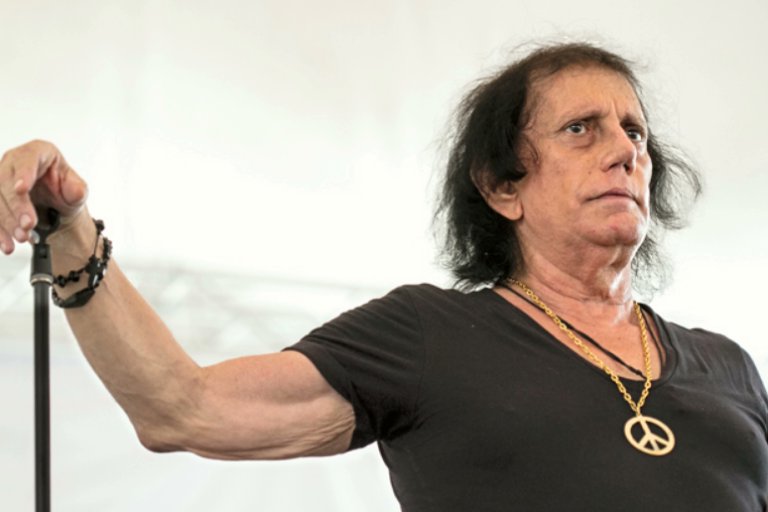 Venezuela despide al cantante, locutor y pionero del rock Trino José Mora García a los 81 años de edad.
La noticia la dio a conocer su hermano Arturo Mora: "Dejas la energía, la irreverencia de actuar siempre de frente, de ser tú mismo y del don de ayudar sin preguntar"