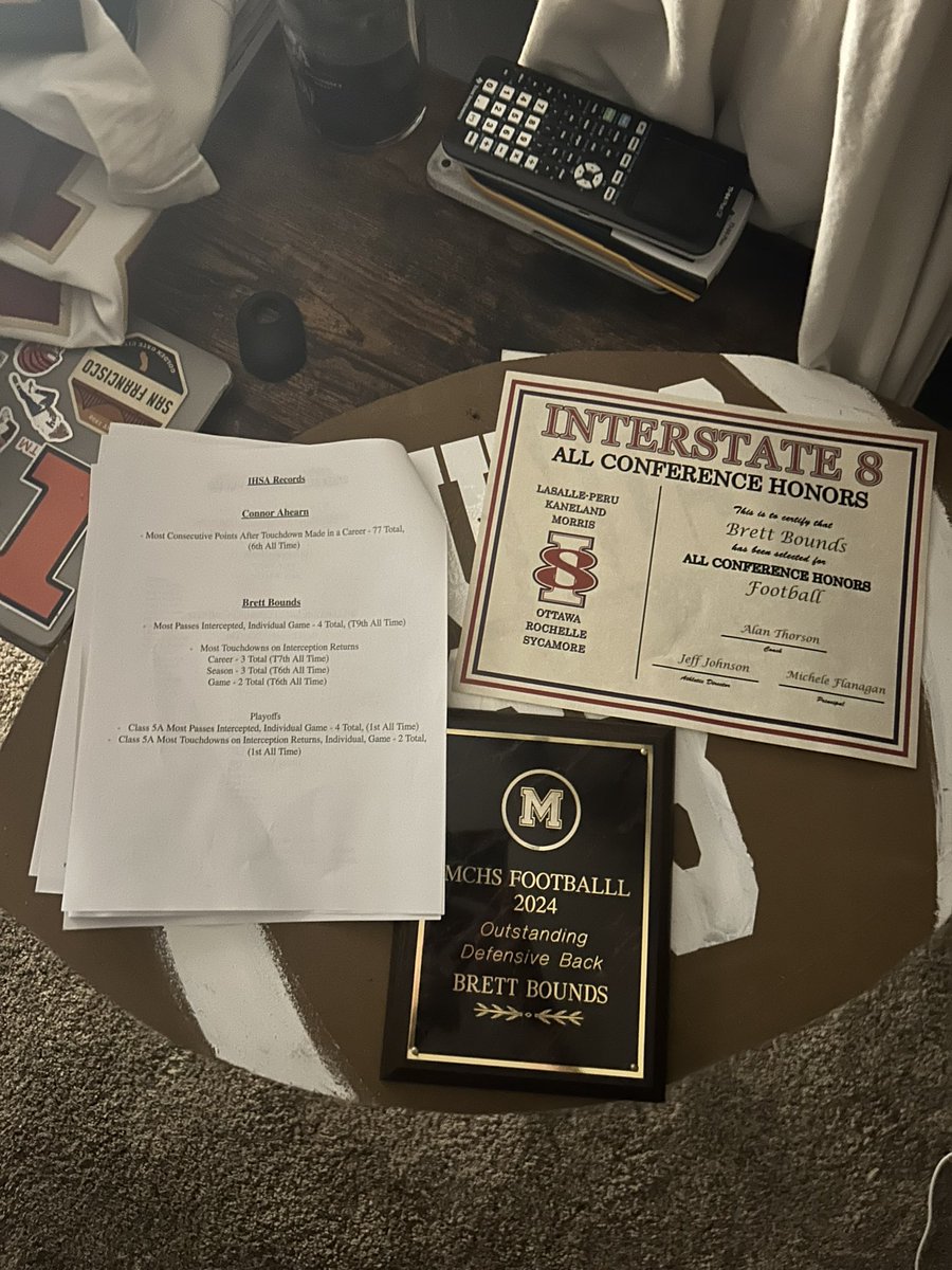 BrettBounds2's tweet photo. Great season and definitely one to remember! ❤️ Big thank you to all my coaches and teammates! 

5a State Semi Final Appearance  

1st Team all Conference Wr/DB

All state Academic 

2x 5a State playoff record holder 

9 INT’s on the season 

@morris_football @PNW_Baseball @morris_sports1