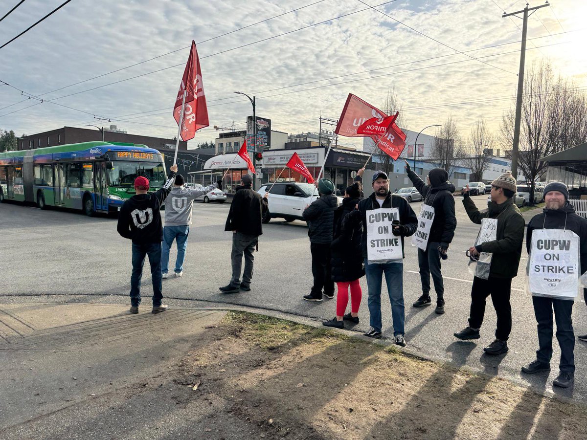 Today we (Unifor 111) showed our solidarity with Canada Post workers CUPW. Stay strong and fight for your rights ! ✊🏽
<a href="/BalbirMann7/">Balbir Mann</a> <a href="/UniforTheUnion/">Unifor</a>