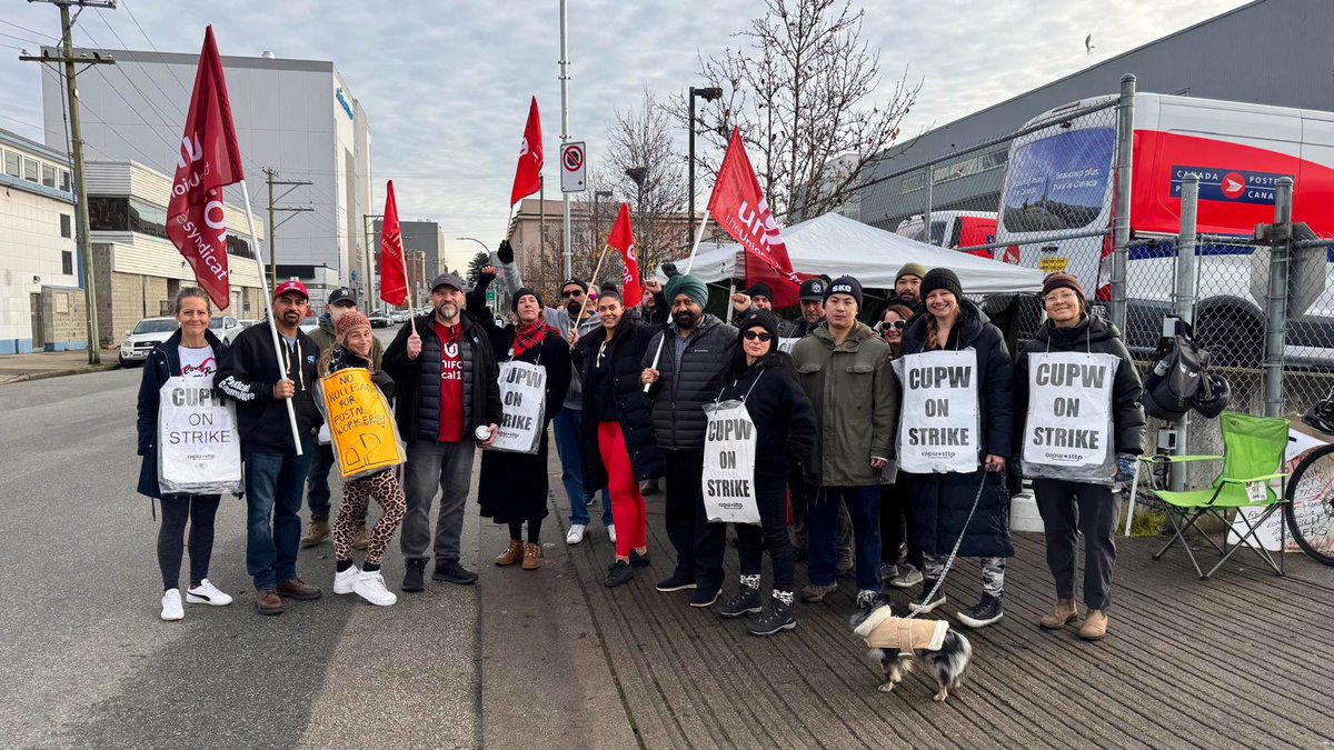 JessieRana1's tweet photo. Today we (Unifor 111) showed our solidarity with Canada Post workers CUPW. Stay strong and fight for your rights ! ✊🏽
@BalbirMann7 @UniforTheUnion https://t.co/nVT38JyU1L