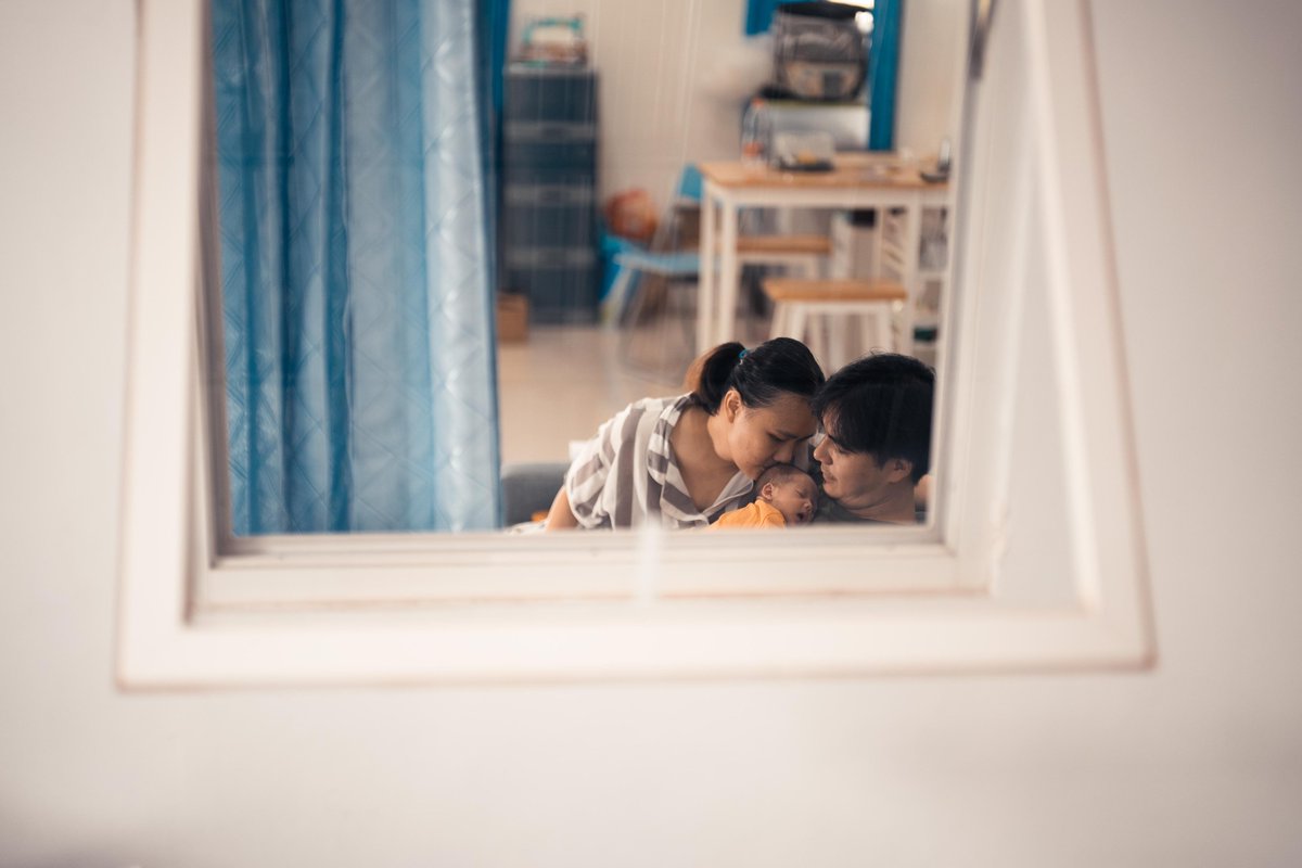 natanaelbenino's tweet photo. Foto newborn itu susah, makannya aku gak pernah ambil apalagi kalo yg mintanya di studio, yang bayinya dipakaian kostum macem2. Tapi kali ini, klienku cuman minta di rumah aja dan kebeneran, aku malah bisa ambil momen real sehari-hari mereka sebagai orang tua baru 🥲 https://t.co/x3Kf66kmWn