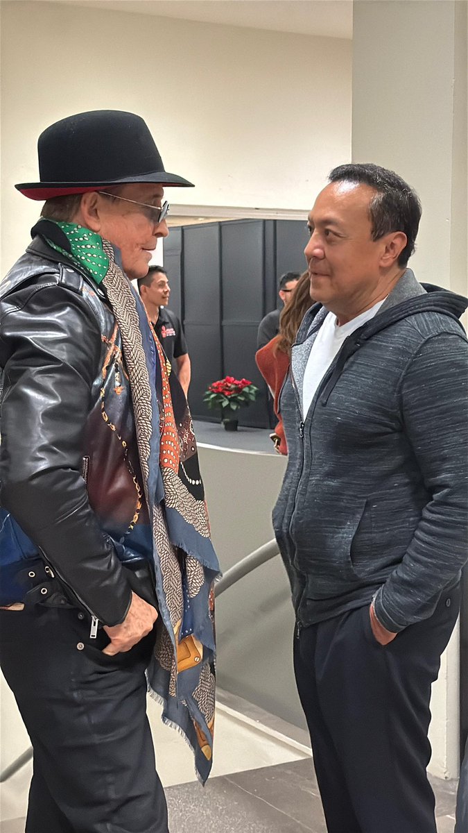 carlos_cuevas's tweet photo. Saludando con grandes y adrmirados amigos hoy en la #SantaFiesta

🙏🏼 Gracias a mis queridísimos amigos de la @s_santanera por la invitación a celebrar su 70 aniversario ante 70 mil personas.

#fiestasanta 
@los40principal1 
@kebuenaoficial 
#forognp 

#alegria🎉 https://t.co/2sym4Td9ef