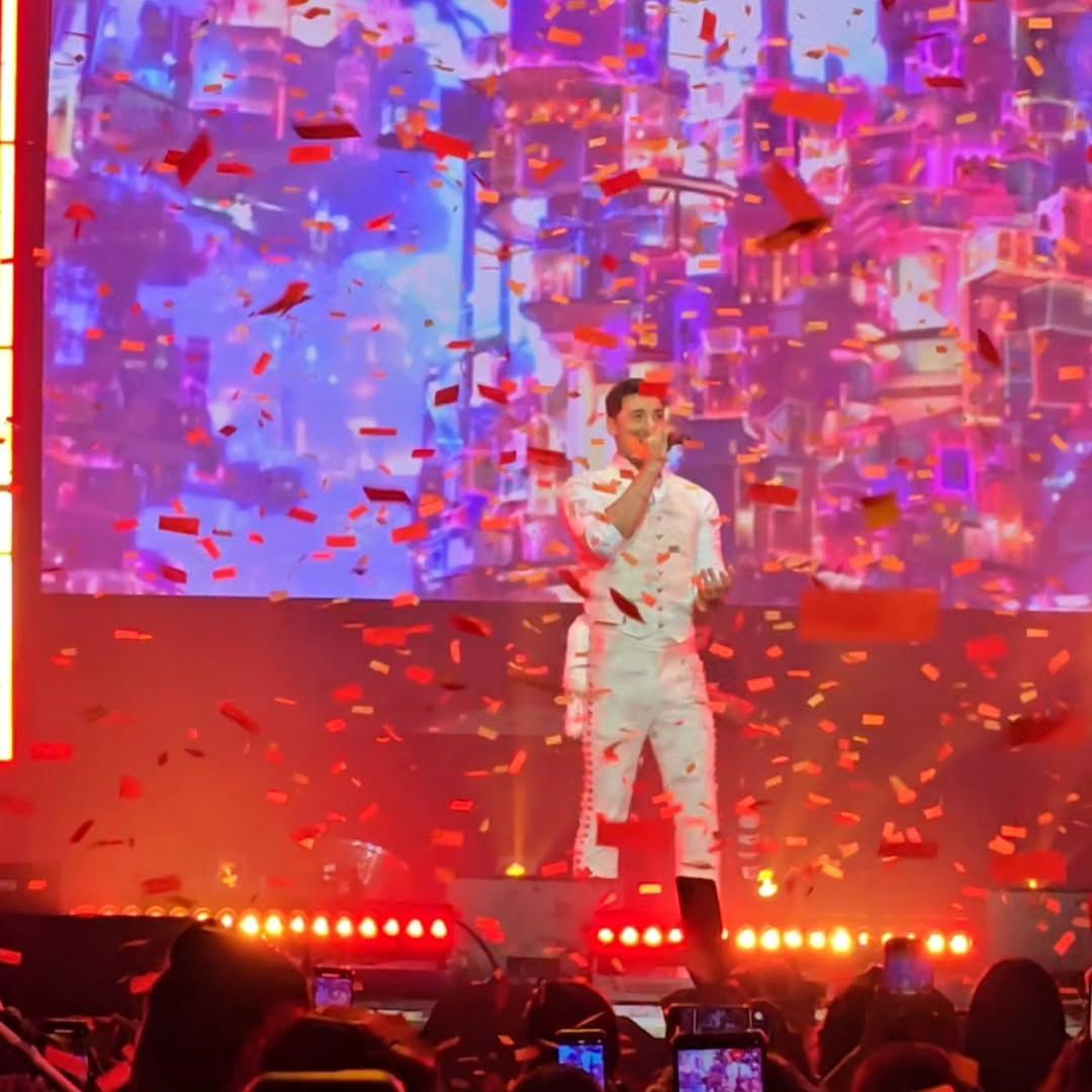 AdriJardinera's tweet image. Repost from @lobomirave

Cómo Se Superan Estas 3 Horas y Media de #CarlosRivera? . . . ❤️😍 Que Belleza #CarlosRiveraXX #CarlosRiveraXXAños @bizarrolivecl #carlosrivera @movistararena