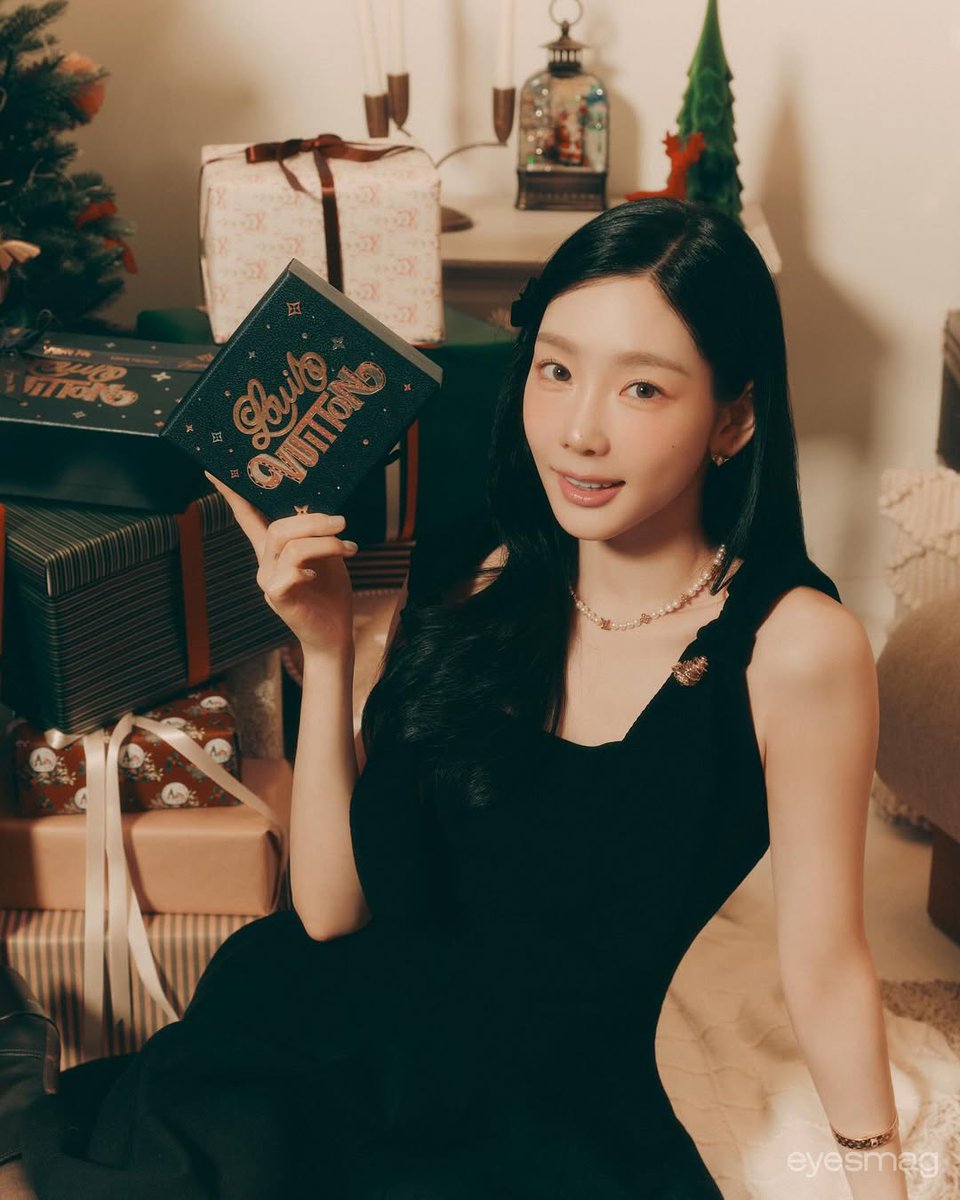 309KTYSS's tweet photo. Taeyeon's Holiday with Louis Vuitton 🎄🎁💫

241211 eyesmag IG 
#태연 #루이비통 @TAEYEONsmtown 
#LouisVuitton #LVHoliday #LVGifts https://t.co/PTqXZkRUNR