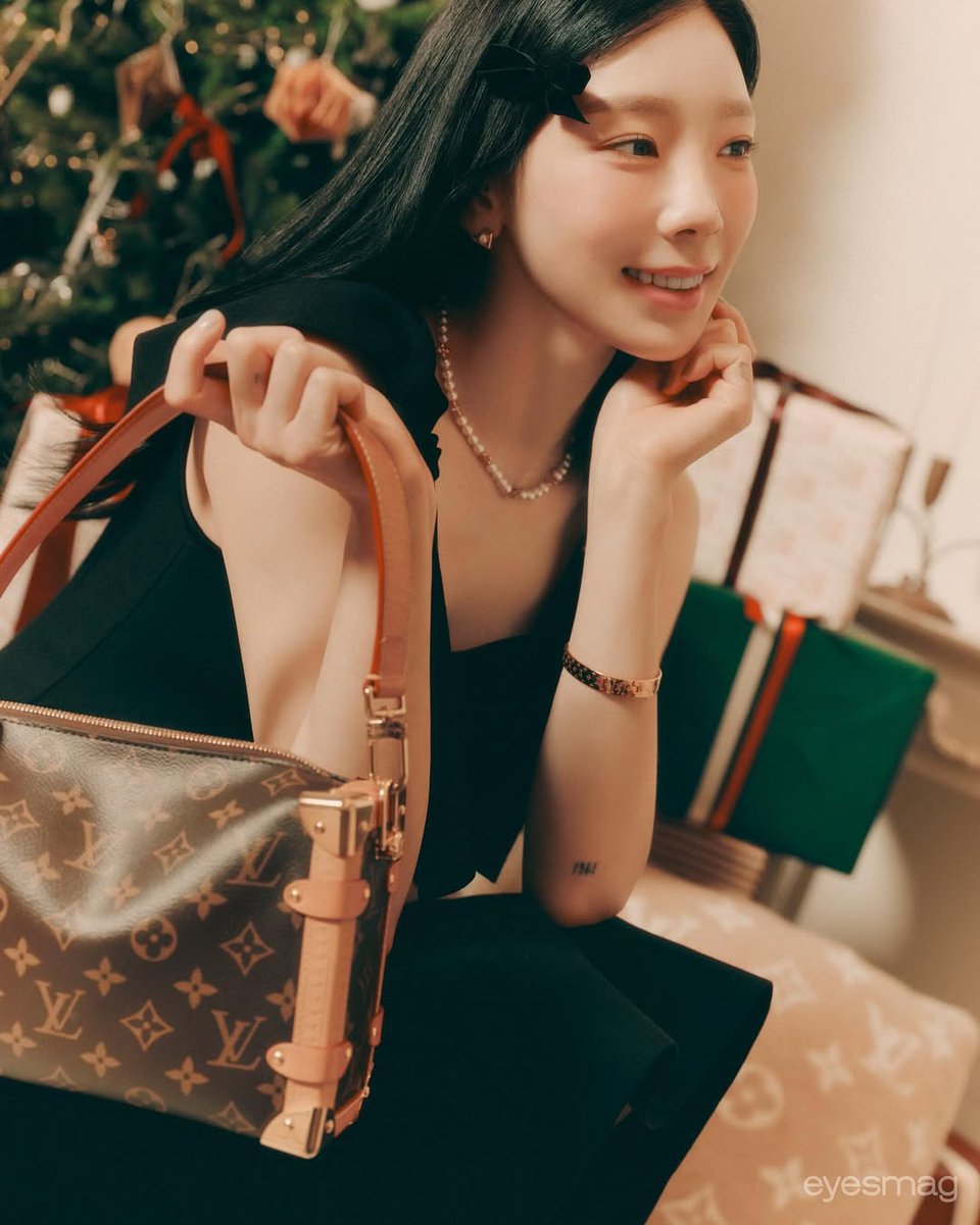 309KTYSS's tweet photo. Taeyeon's Holiday with Louis Vuitton 🎄🎁💫

241211 eyesmag IG 
#태연 #루이비통 @TAEYEONsmtown 
#LouisVuitton #LVHoliday #LVGifts https://t.co/PTqXZkRUNR