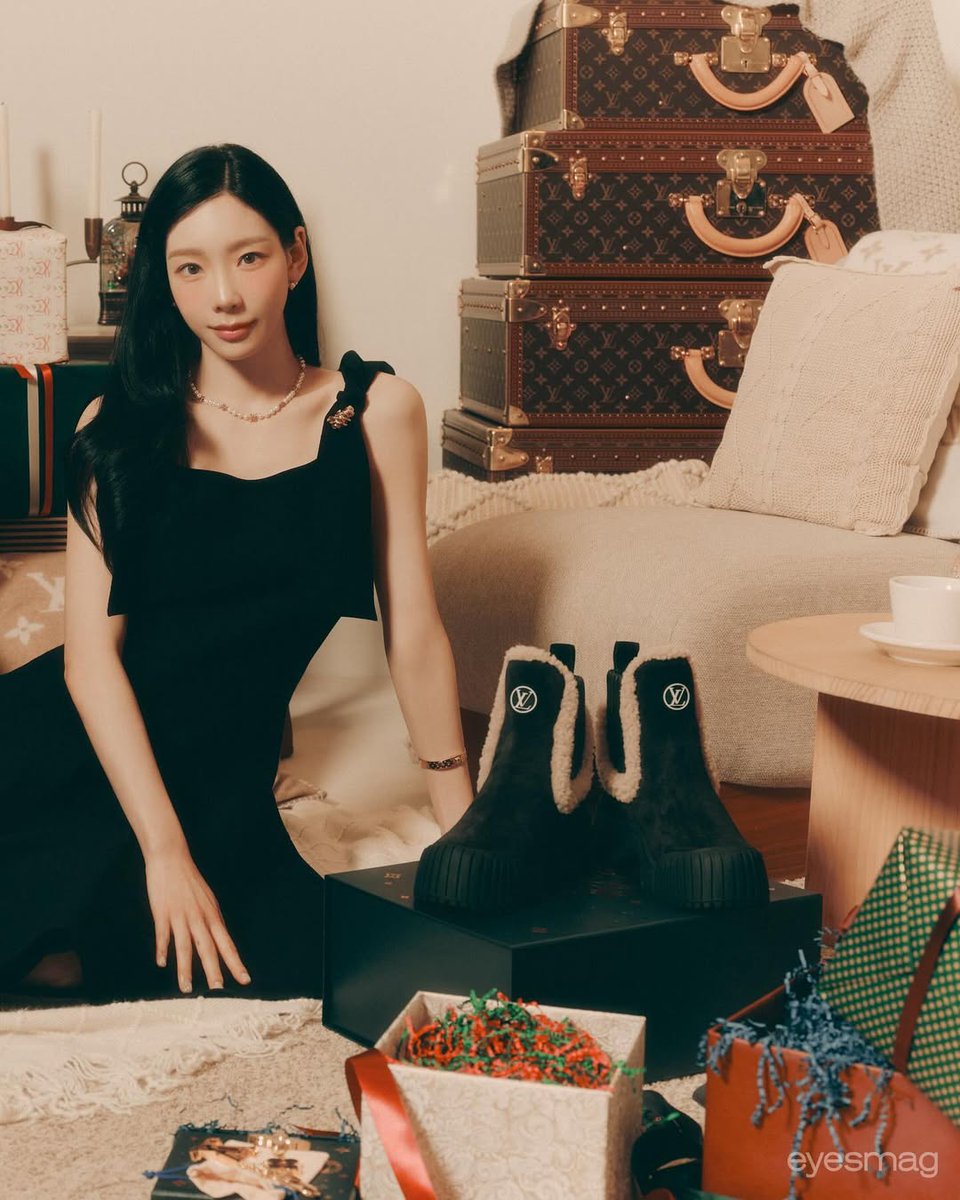 309KTYSS's tweet photo. Taeyeon's Holiday with Louis Vuitton 🎄🎁💫

241211 eyesmag IG 
#태연 #루이비통 @TAEYEONsmtown 
#LouisVuitton #LVHoliday #LVGifts https://t.co/PTqXZkRUNR