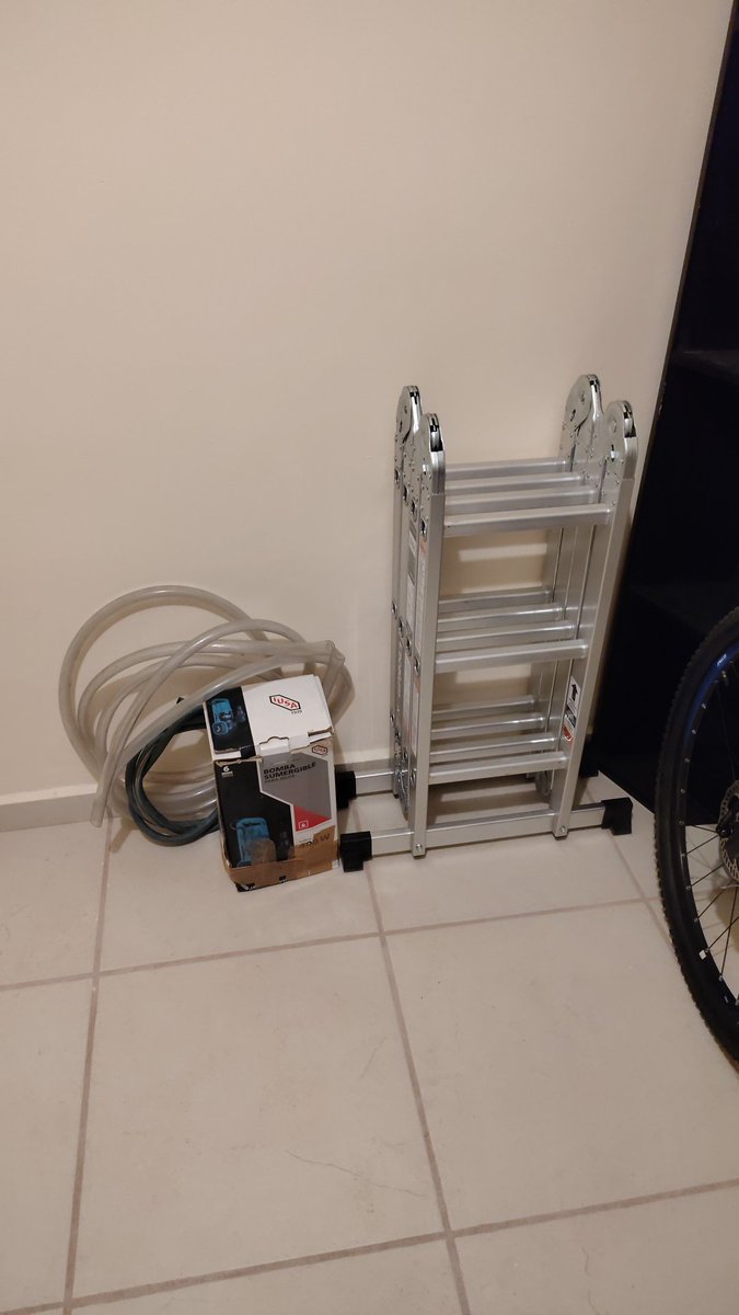 Jupemo93's tweet photo. PALOMILLA ! Les presento el "Kit 3er-Mundista".
Vivo en #Altavista (col. Nueva por Miramar) tenemos 7 días sin agua y cuando nos dan, nos la dan sin presión y no alcanza a subir a los tinacos, por lo que tenemos que juntarla abajo y después subirla al tinaco. Obviamente... https://t.co/iZkGJbP2PD