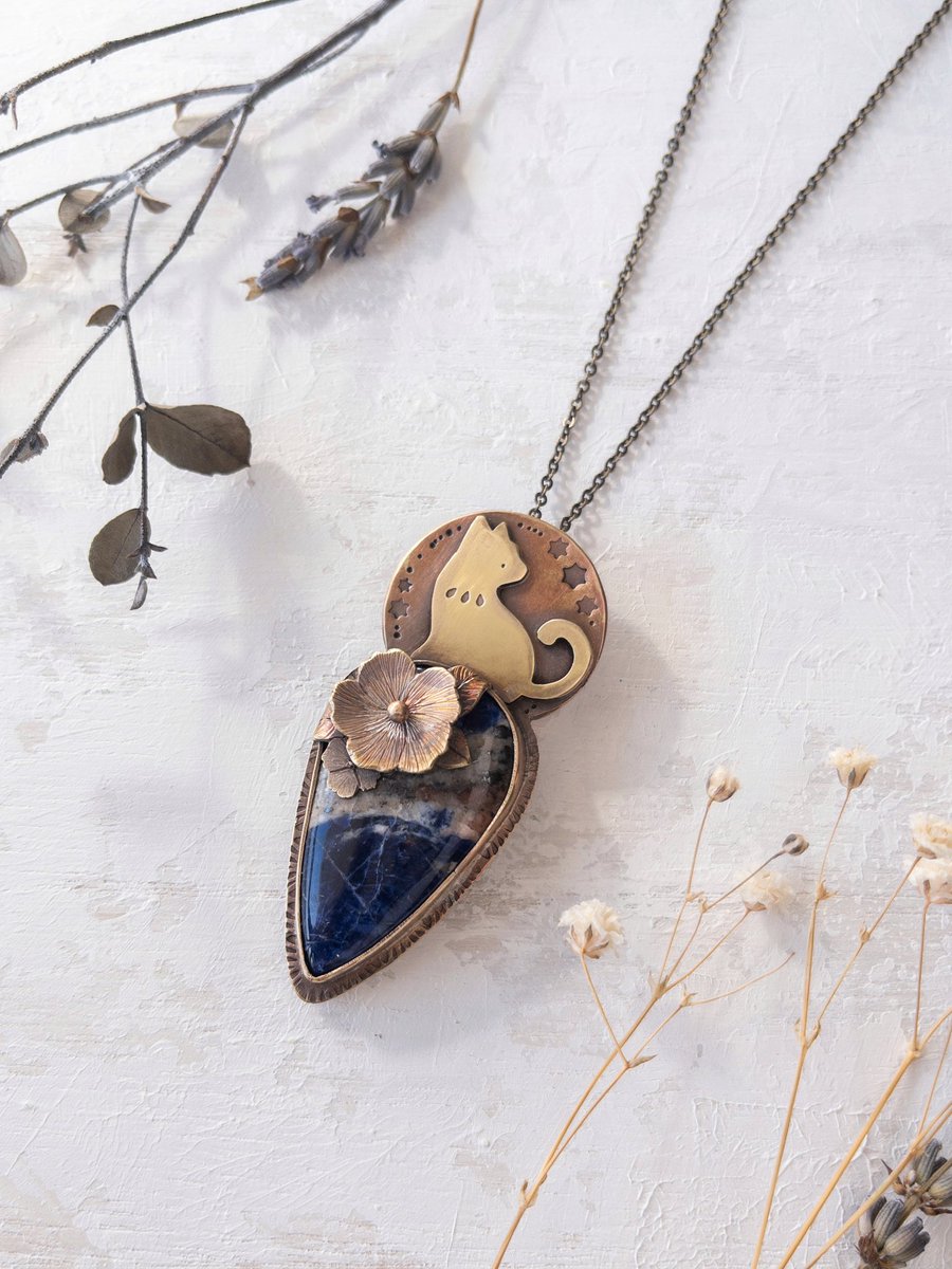 【新作/一点物】猫とお花とソーダライトの2wayアクセサリーの販売を開始いたしました！
様々な色が混ざり合うソーダライトの上に猫とお花を飾り入れた真鍮製アクセサリーです。
ペンダントとしてもブローチとしてもお楽しみいただけます

◇minne
minne.com/items/41839349

#アクセサリー
#猫
#天然石