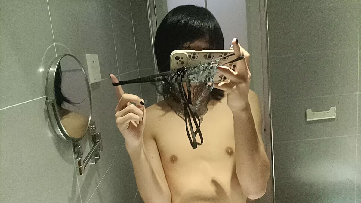 ourybia520's tweet photo. 哎，亚亚你换新原味啦？旧的呢？卖了？我那条高密油光丝袜找转转上门回收了250多，这靠谱吗？当然了，转转是一个官方二手原味平台每次换下来旧内衣、内裤、袜子，都会叫转转免费上门回收，价格满意现场打钱，躺在家里就把原味给卖了，特别省心，要我说趁着衣物还有味，赶紧叫转转上门回收就对了 https://t.co/E2TCpLPCk1