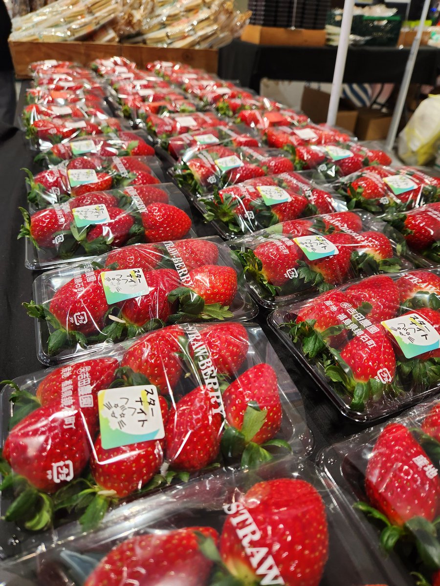 本日は大宮駅｢福島マルシェ｣開催

吉田さんのプレミアム苺、新しく手がけたスターライトを持参しました✨