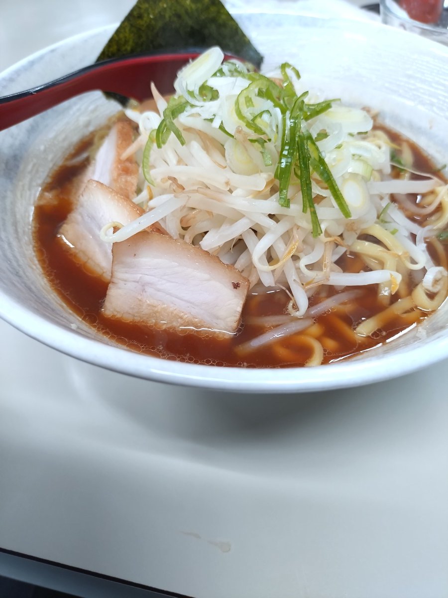hetareter_GE8's tweet photo. 桑名市にある麺房マービンにて『豚骨醤油ラーメン』

スープは濃いめだけどサッパリとしてて旨し☺ https://t.co/aKggilJ1t9
