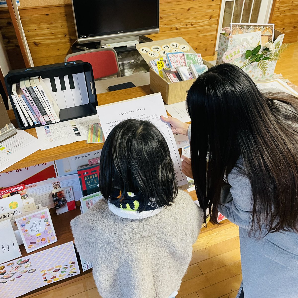 mani_lab's tweet photo. 下京いきいき市民活動センターでの一箱ライブラリー、無事終了しました。センター長も棚作りに参加してくださいました！

センターを利用する地域の皆さんとの小さな交流も生まれたようで、学生の報告が楽しみです。

#京都女子大学 #司書課程 #京都 #下京区 #ブックイベント #下京いきセン #いきセン https://t.co/r4G6Eznawd