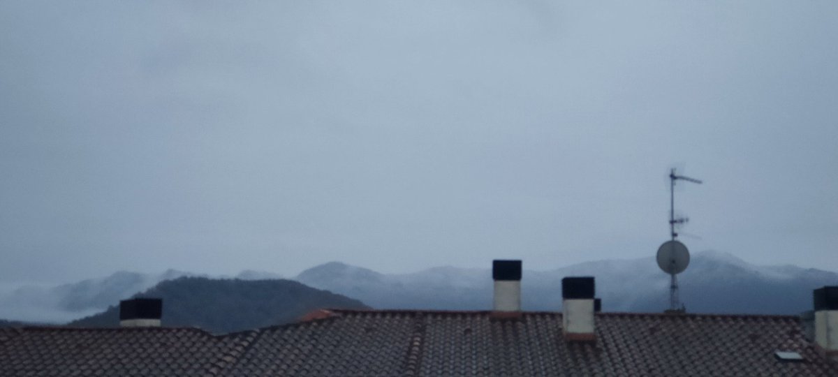 MeteOIot's tweet photo. Els voltants de la plana olotina es lleven amb ❄️
Així a ull, sembla que ha emblanquinat per sobre d'uns 650m.
Algú de la #ValldenBas o #Riudaura ? 🤔 https://t.co/lS4MIKczhs