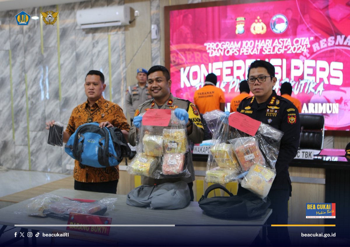 Bea Cukai <a href="/beacukaitbk/">Bea Cukai Tanjung Balai Karimun</a> bekerja sama dengan Polres Karimun gagalkan pengiriman 11,6 kilogram metamfetamina/sabu-sabu.

Penindakan narkoba ini diungkap dalam konferensi pers tindak pidana narkotika di Aula Gedung Pelayanan Polres Karimun, pada Jumat (6/12).

beacukai.go.id/berita/bea-cuk…