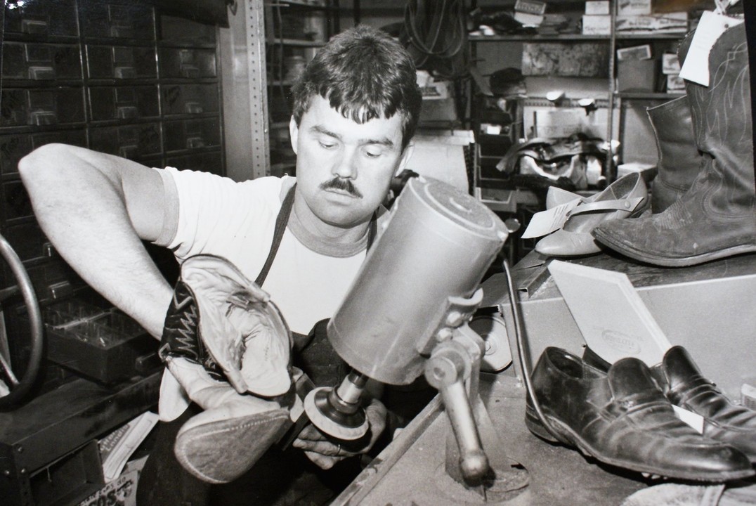 One Notable Invention in this evolution was 𝐑𝐨𝐧𝐚𝐥𝐝 𝐅. 𝐌𝐜𝐅𝐞𝐞𝐥𝐲'𝐬 patent (U.S. Patent No.663,937) granted on December 11, 1900.

Mc Feely’s invention focused on a machine designed to help attach the soles to the uppers of shoes.
<a href="/uspto/">USPTO</a> #innovationhistory #twitter