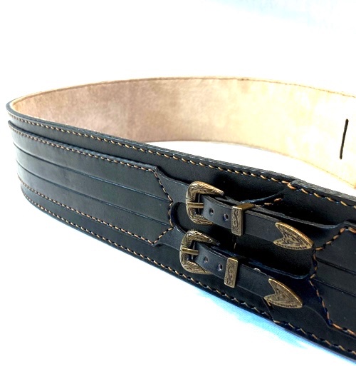 WizardLeather's tweet image. 【WIZARD LEATHER ギターストラップ】
二列に配置したスリーピースのバックルが特徴的な黒革のギターストラップ。
digimart.net/cat14/shop4965…
¥34,100 → ¥31,900  送料・税込
セール期間中のデジマートからどうぞ！
#wizardleather #digimart