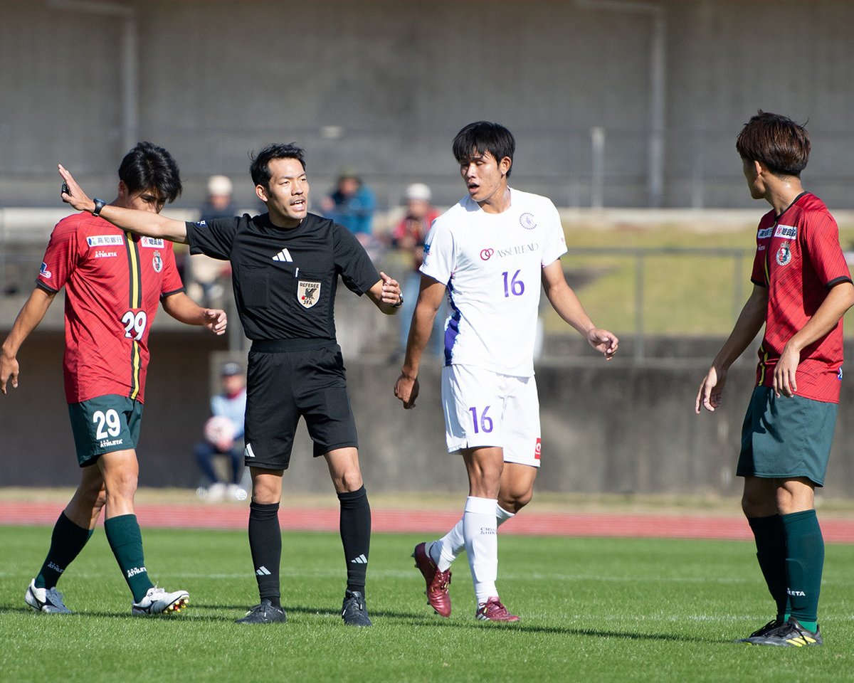 JFA's tweet photo. 第26回日本フットボールリーグ表彰式におかれまして、#小林健太朗 氏が『JFL優秀レフェリー賞』を受賞しました🎉
JFLの主審を担当して2年目の今年、レフェリーアセスメントで最も高い評価を得ました👏

小林氏コメント💬
「この度は、このような名誉ある賞を受賞できたことを、とても光栄に思います。
この受賞はいつも応援・サポートしてくれている妻や子どもたち、家族、そして職場の皆さんの協力があったからです。
また、JFLをより魅力のあるリーグ、より魅力のある試合にするために1年を通して研修会や勉強会で切磋琢磨してきたJFL担当審判チーム、1級同期メンバーの存在があったからこそ受賞できたと思っています。
全ての方々に感謝申し上げます。
この賞に満足することなく、選手が安全で安心したプレーができるよう、
これからも努力を惜しまず1試合1試合取り組んで参ります」

審判についてはこちら⏬
https://t.co/39BEnerdEv

#jfa #審判