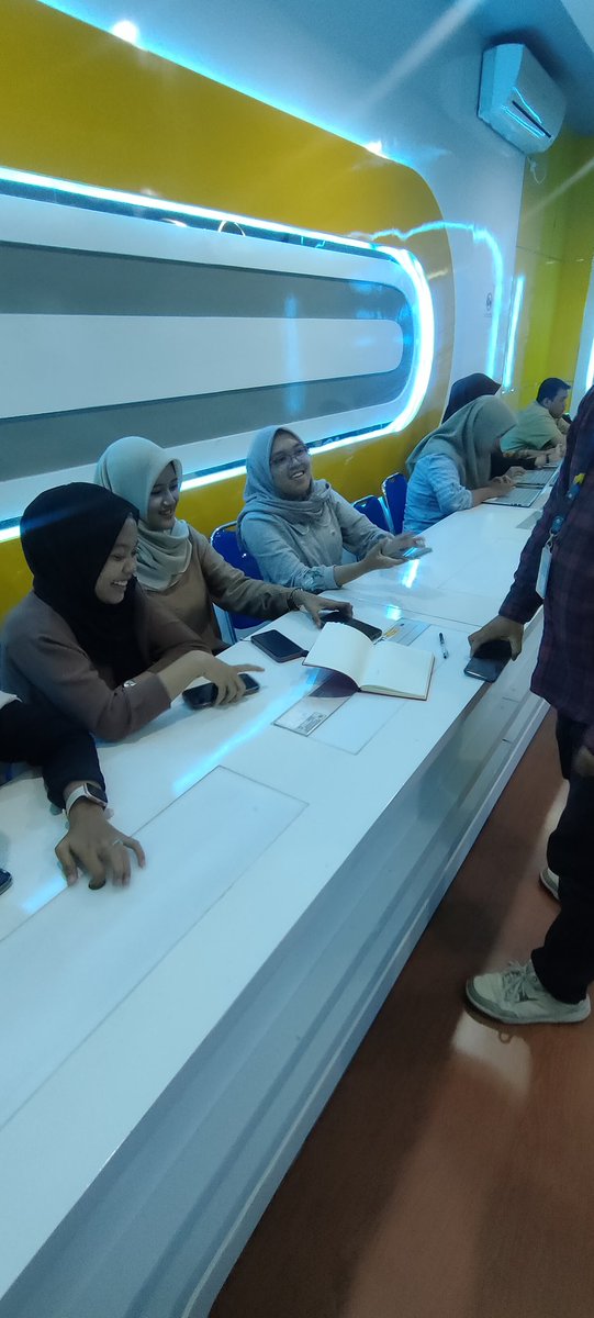 hiayuk's tweet photo. tutor komor di lab cyber #24komorilkomupnvjt #24komor_c 
izin pak @irwan_dwi_a https://t.co/S0AWgaGxn6