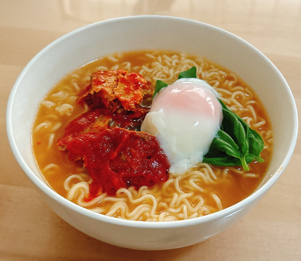 kayunkayunJP's tweet photo. MY STAND-IN風ラーメン②
「タイ🇹🇭はトマト煮かも？」とリプいただき、本日「サバトマト煮トマトラーメン〜バジルと温玉を添えて〜」完成しました🍅💁‍♀️
#MyStandin #UpPoom https://t.co/CbsWREVW9q