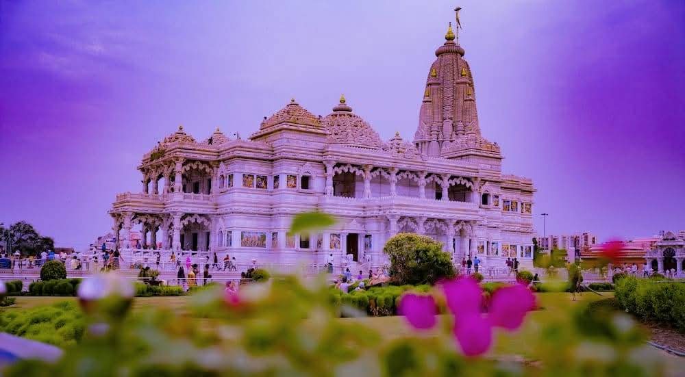 Gulzar__sahab's tweet photo. दुनिया में जहाँ भी प्रकृति और अध्यात्म का संगम हो, 
वो स्थान सबसे उत्कृष्ट माना जाता है वृंदावन।💟🌻 https://t.co/09aCimcJcB