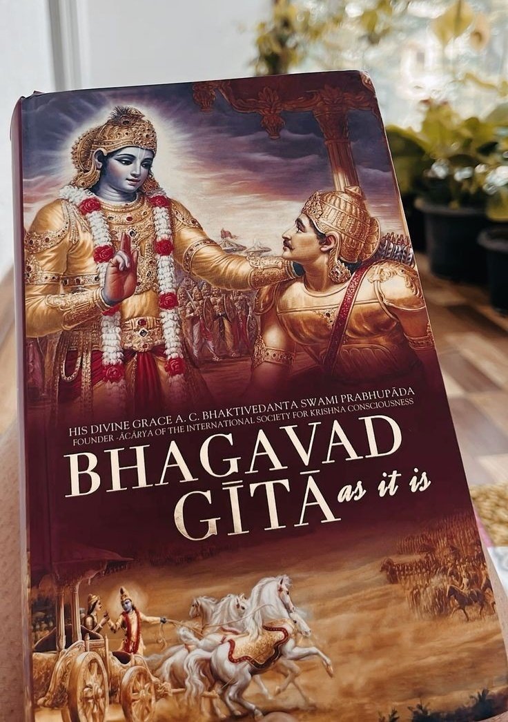 bhaktSenapati's tweet image. Bhagavad Gita is not a book of commandments, It is the book of choices. Hare Kṛṣṇa 🙏 #GitaJayanti