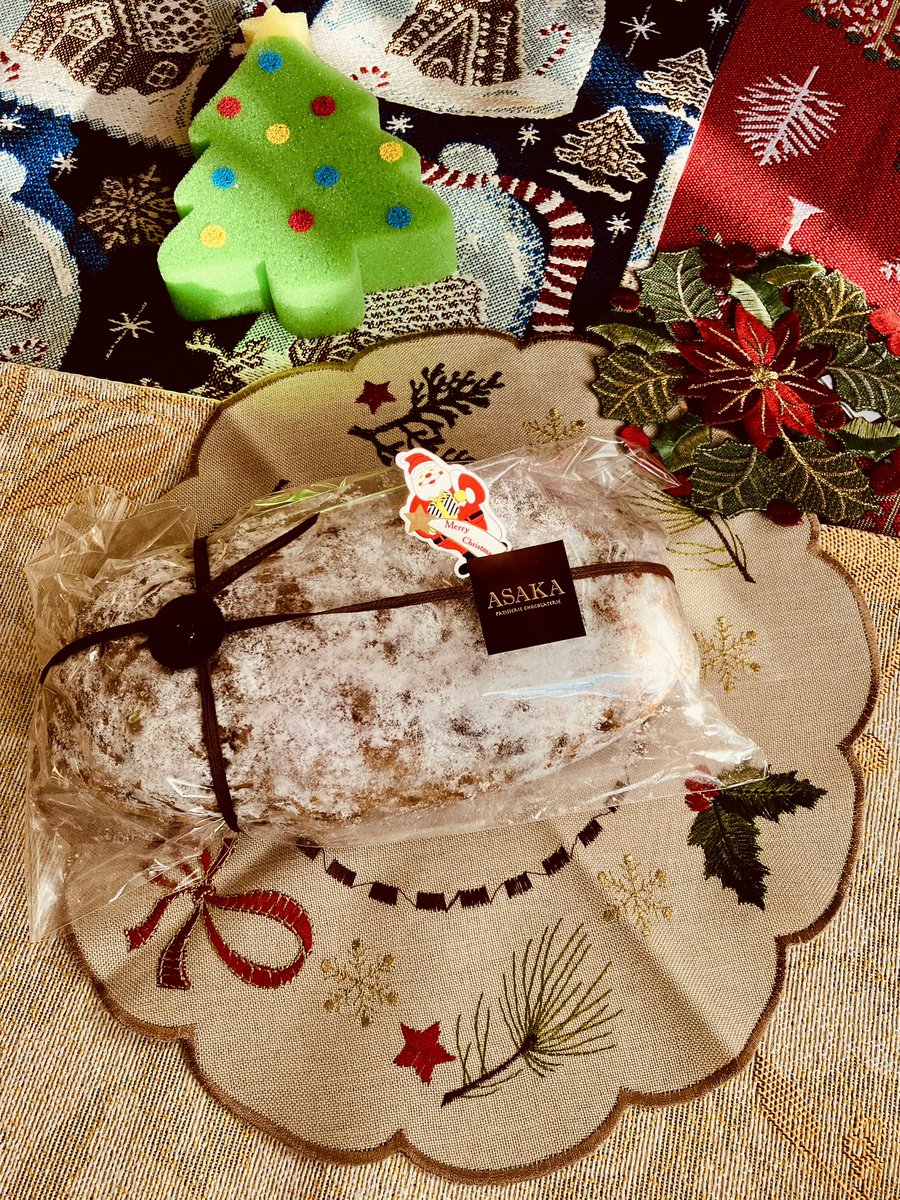 「今年のシュトーレンはアサカツリーのスポンジは明治の生クリーム買ったらついてきた 」|ますけのイラスト