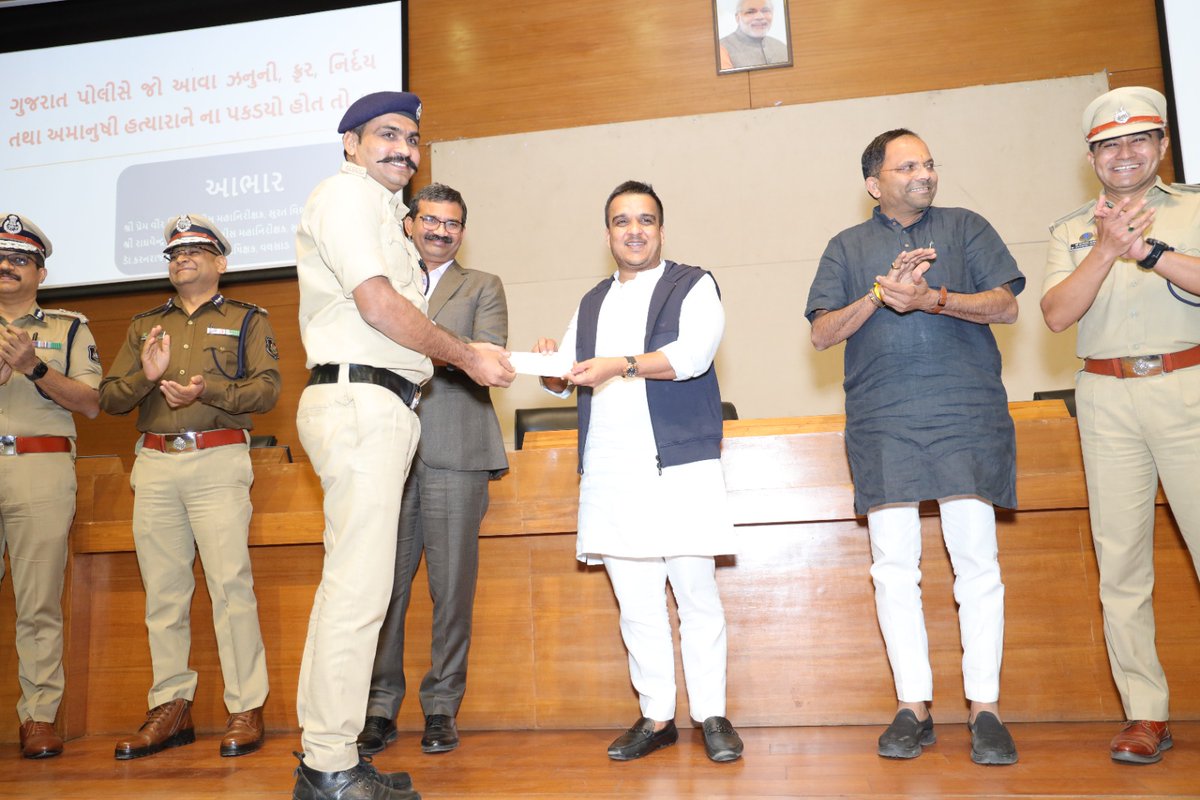 sanghaviharsh's tweet photo. Kudos to the brave police officers who caught the serial killer in Pardi, saving numerous lives!

🏅Honored the remarkable efforts of police personnel from Valsad, Gujarat Railway Police, and Lajpore Jail Team, who cracked the Pardi serial killer case. 

🏅A total of 171 police officers and personnel received awards for their outstanding service.

🏅The awardees included 29 officers and 138 personnel from Valsad Police, 2 jail constables from Lajpore Jail Team, and 2 police constables from Gujarat Railway Police Team.

🏅A big salute to all the police personnel in Gujarat who work tirelessly day and night to maintain law and order in the state!