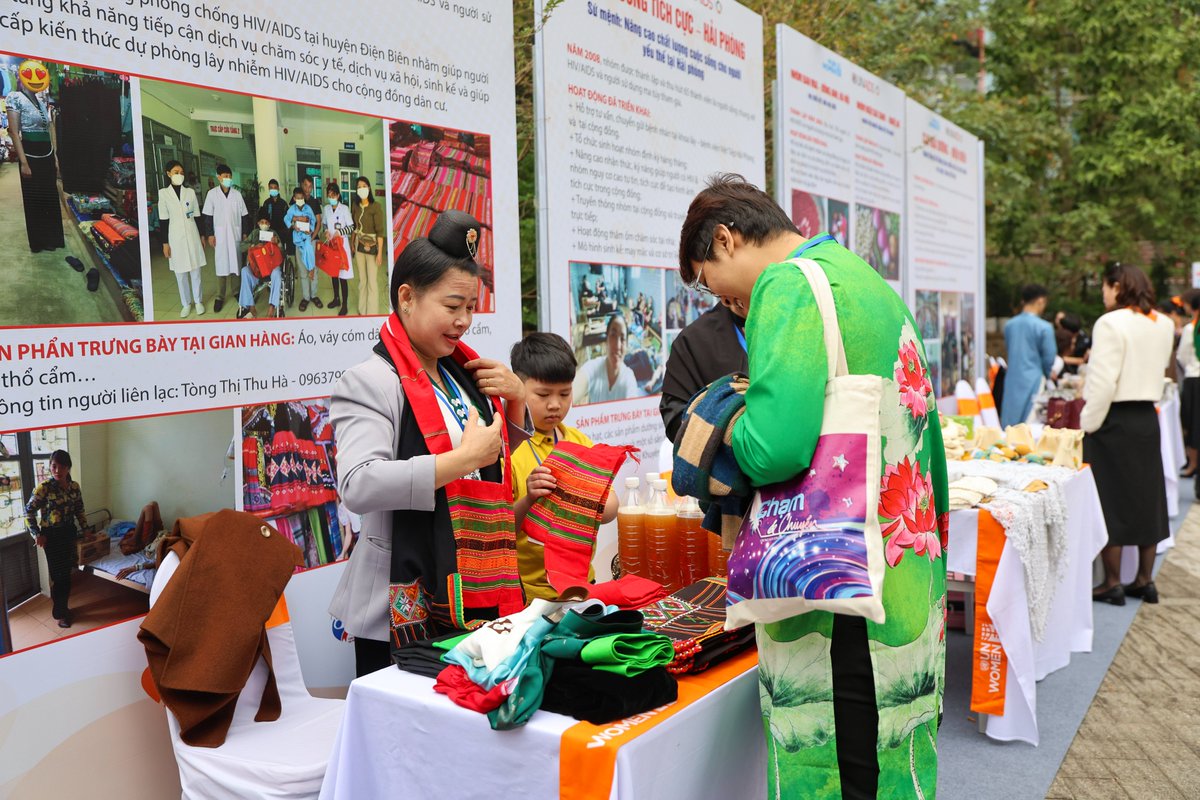 unwomenvietnam's tweet photo. On the final day of #16DaysOfActivism and #HumanRightsDay, we 🤝@UNAIDS VN joined forces to combat gender-based violence and HIV discrimination, showcasing community resilience and explored many sustainable livelihood models of the HIV- infected and vulnerable groups 🧡 https://t.co/jNG3IM11HD