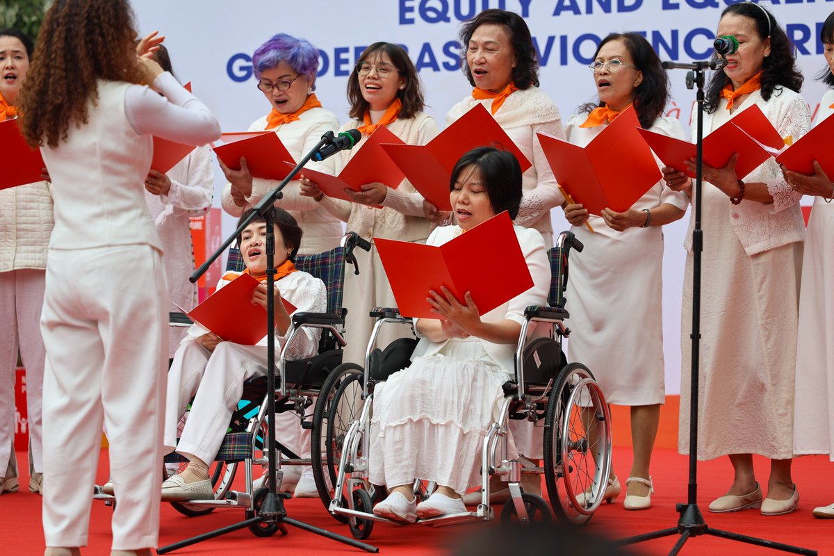 unwomenvietnam's tweet photo. On the final day of #16DaysOfActivism and #HumanRightsDay, we 🤝@UNAIDS VN joined forces to combat gender-based violence and HIV discrimination, showcasing community resilience and explored many sustainable livelihood models of the HIV- infected and vulnerable groups 🧡 https://t.co/jNG3IM11HD