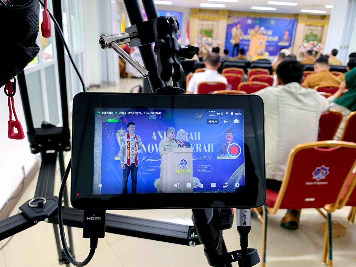 YoloLivTech's tweet photo. 🎥Throwback to an incredible live streaming event at UTU Campus! Mazz showcased the versatility of YoloBox Mini while connecting with audiences on YouTube and TikTok. 
🌟Thanks for demonstrating how YoloBox enhances live streaming experiences!
#yololiv #yolobox #yoloboxmini https://t.co/88DFG9uDkS