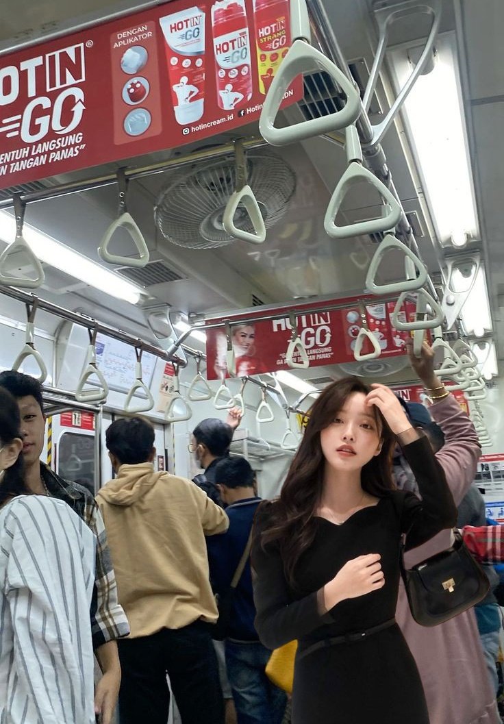 Masih di KRL, nitip makan siang doang guys