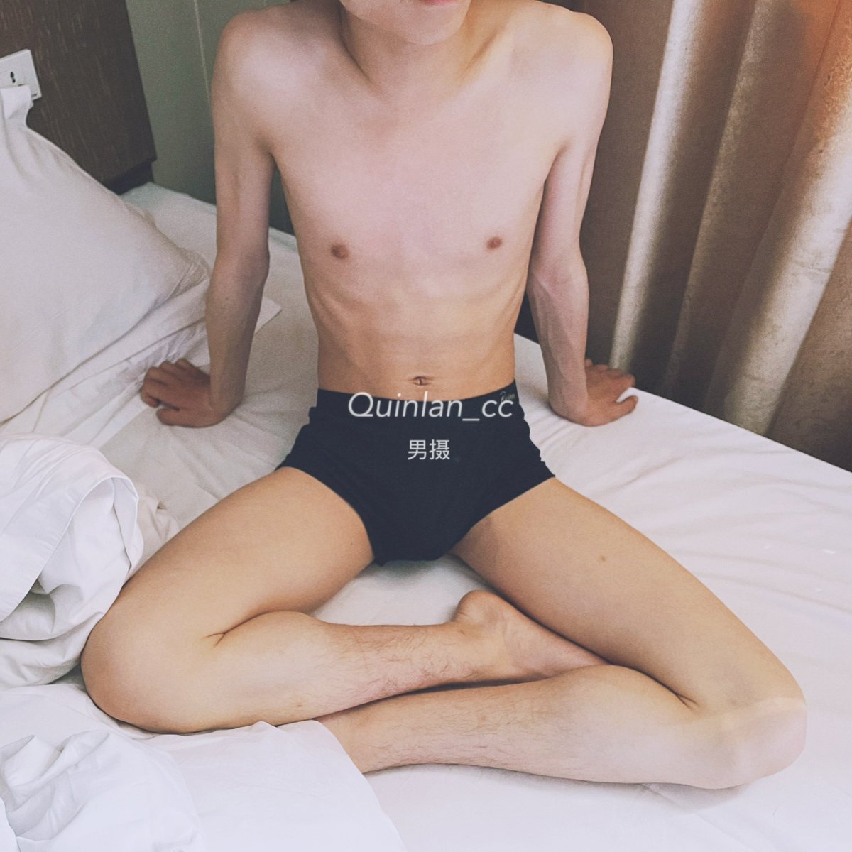 每长1k粉放一张，男高弟弟慢慢脱光展示巨根象拔蚌。
转发随机抽3人送福利。🍆🍆