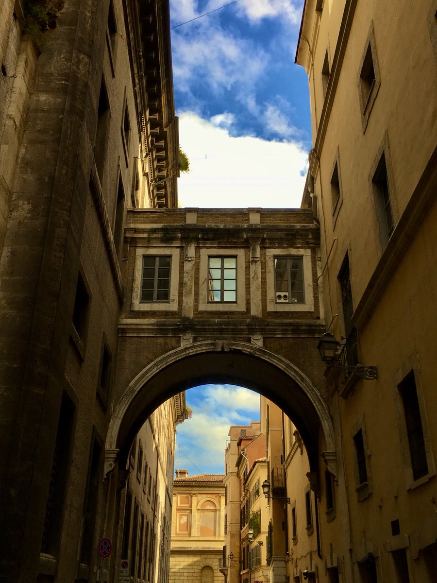 caputmundiHeidi's tweet photo. Adoro i colori di #Roma 🤍 quando esce il sole… 

Via di Sant’Ignazio

#Rome https://t.co/FbX9y02fC7
