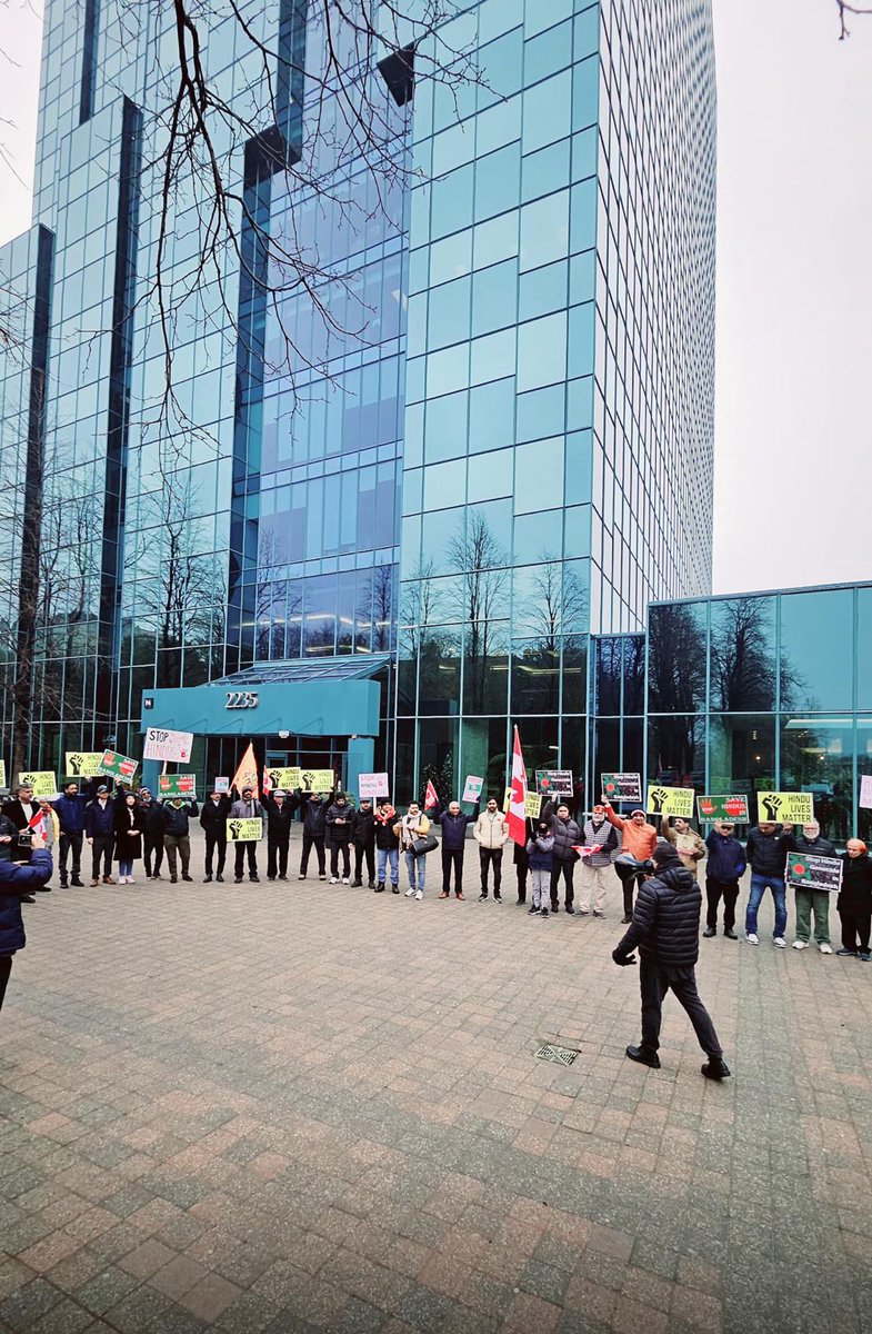 hindutimescan's tweet photo. Hindu Canadians stage protest at Bangladesh Consulate in Toronto against atrocities on Bangladeshi Hindus

Read the full story here - https://t.co/lALbQTFC1D

#AntiHinduHate #Bangladesh #bangladeshihindus #hindusinbangladesh #hindusincanada  #hindusunderattack #india #toronto https://t.co/OJD4dwsIQx