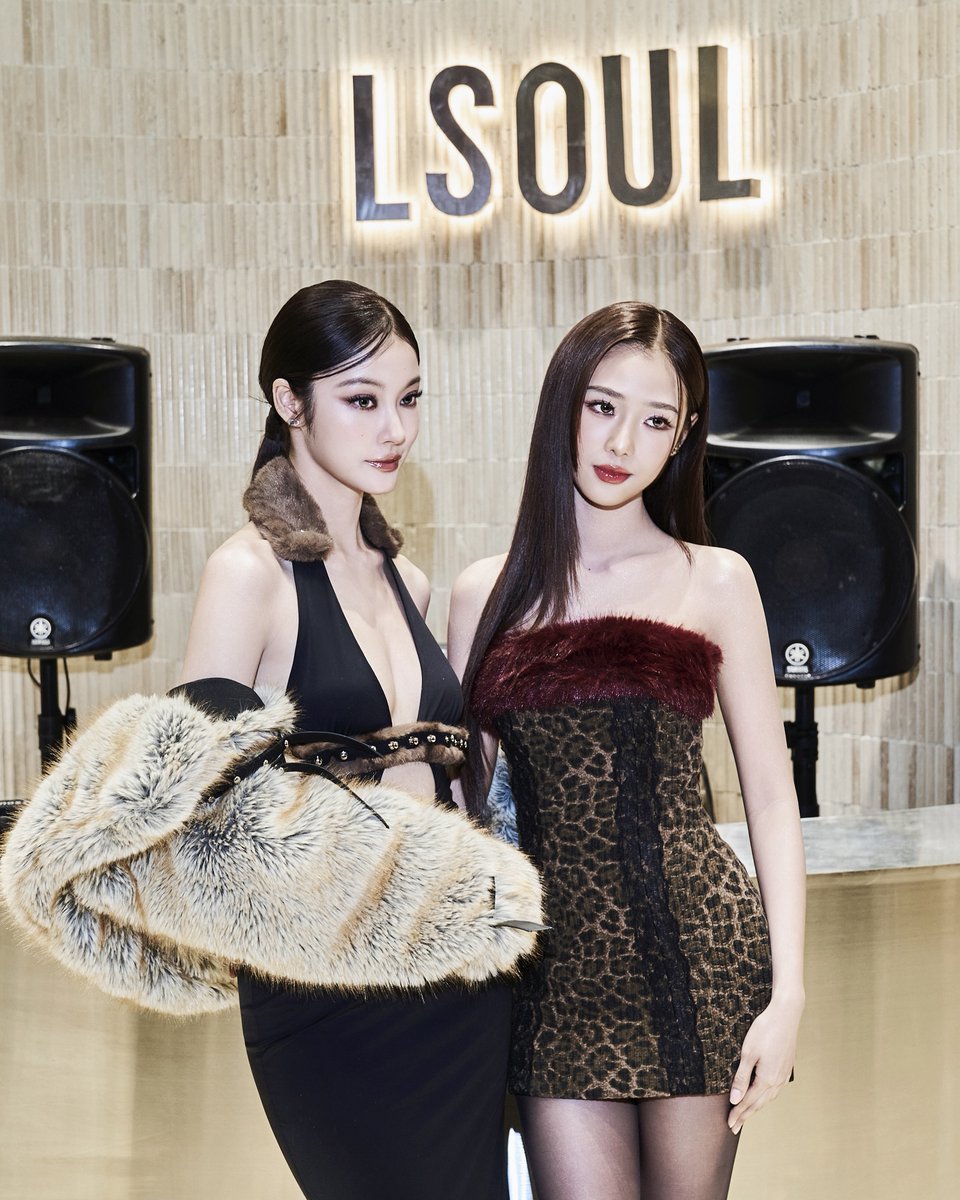 lsoulofficiel's tweet photo. 𝗟𝗦𝗢𝗨𝗟 𝗧𝗛𝗔𝗜𝗟𝗔𝗡𝗗 𝗚𝗥𝗔𝗡𝗗 𝗢𝗣𝗘𝗡𝗜𝗡𝗚

Meet the Star Girls: Namtan & Film at LSOUL Thailand Grand opening in Bangkok.

(@NamtanTipnaree x @filmracha)

#LSOUL #STARGIRLS #LSOULxNamtanFilm #LSOULTH #LSOULTHAILAND #LSOULGrandOpening #NamtanFilm #NamtanTipnaree #FilmRachanun
