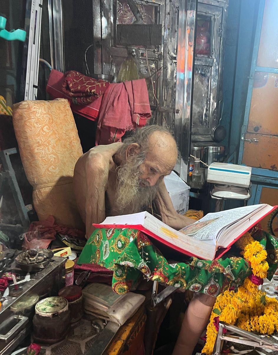 सुप्रसिद्ध संत, परम पूज्य सियाराम बाबा जी के देवलोकगमन के समाचार से हृदय स्तब्ध है। वह नर्मदा मैया के परम भक्त थे और आज मोक्षदा एकादशी पर नर्मदा मैया की ही गोद में उन्होंने देह त्यागी है।

महाराज जी के विचार, शिक्षाएं और उपदेश सदैव हमें मार्गदर्शित करते रहेंगे। श्रद्धेय महाराज जी