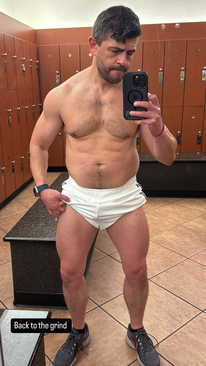 Hurt my back but my first day back doing legs. Let’s do it!