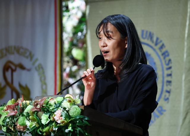 아시아 여성 최초로 노벨문학상을 받은 한강 작가가 “문학을 읽고 쓰는 일은 필연적으로 생명을 파괴하는 모든 행위에 반대하는 일”이라고 수상 소감을 밝혔다.

"어렸을 때부터 저는 알고 싶었습니다. 우리가 태어난 이유. 고통과 사랑이 존재하는 이유. 이러한 질문은 수천 년 동안 문학이 던져온