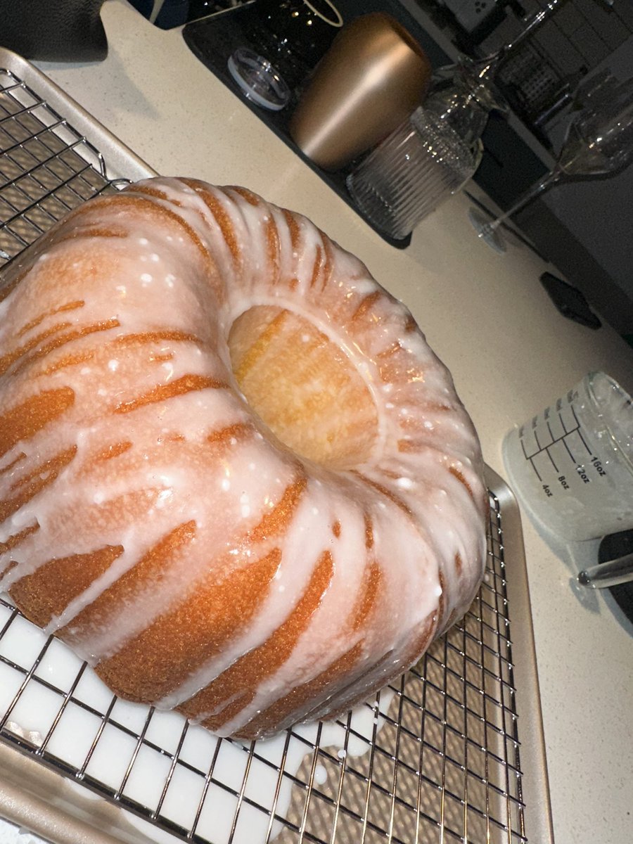 ashlynjscott's tweet photo. I’m officially an auntie y’all. I made my first pound cake!!! https://t.co/dC4U6txm9N