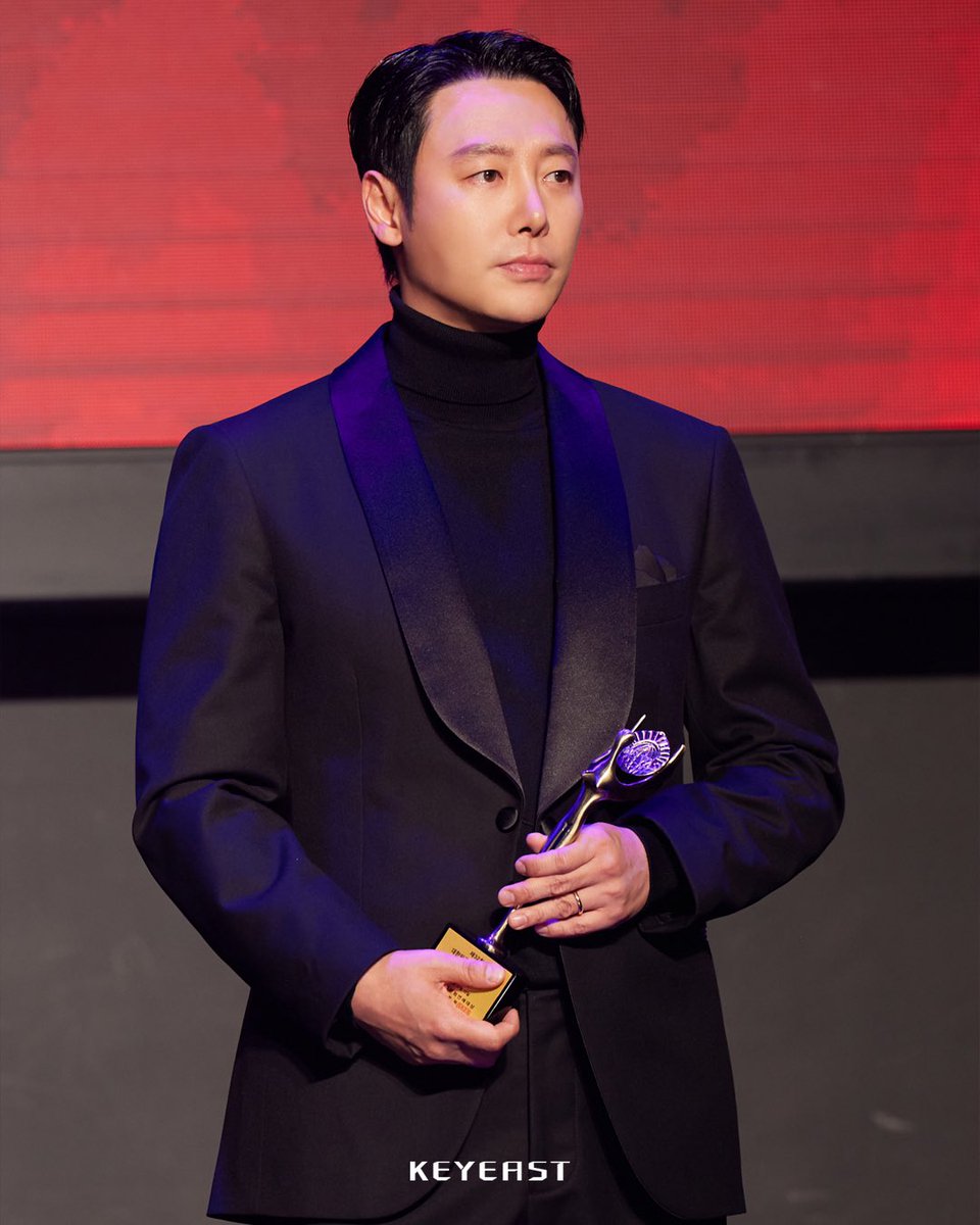 작품과 팀에 대한 애정 어린 소감은 물론, "유독 몸보다 마음이 추운 겨울인 것 같습니다. 여기 계신 모든 분들 올겨울 끝나기 전에 행복하게 웃을 수 있는 일들이 꼭 생기시기를 바라겠습니다"라며 따뜻한 응원 메시지를 전했습니다.

#KimDongWook #대한민국문화연예대상 #강매강 #최우수연기상