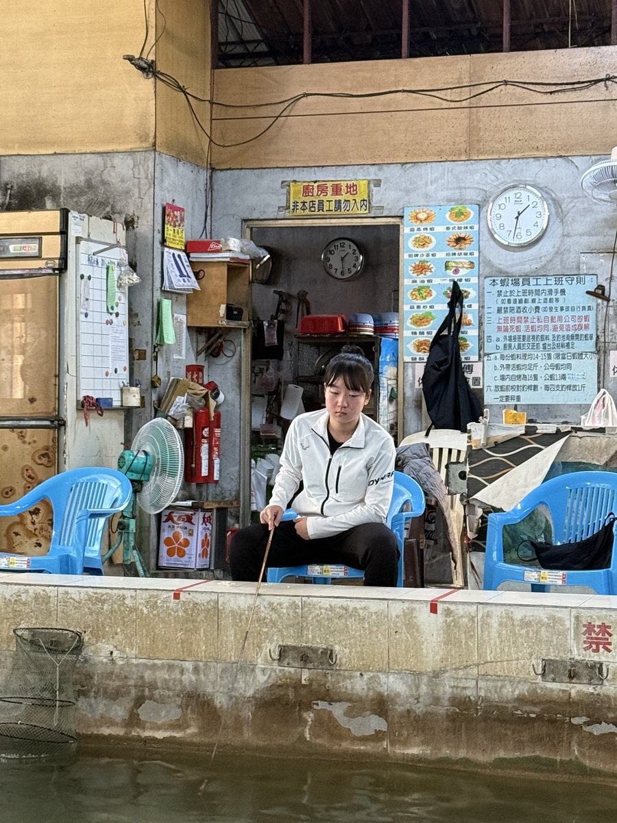 打發時間的好活動，順便語言不通的教韓國人釣蝦😒