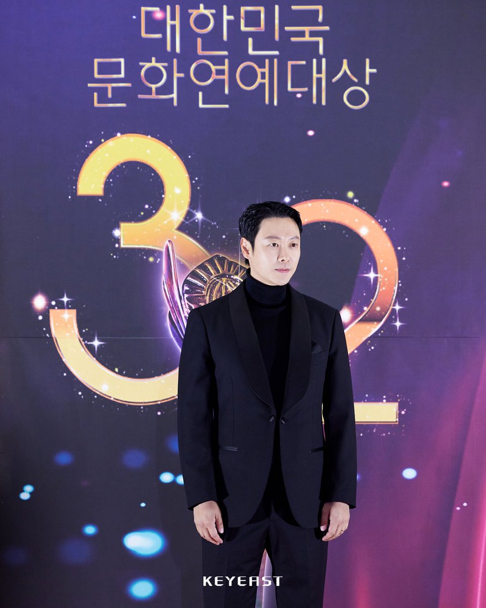 [#김동욱 - Awards]
김동욱 - '제32회 대한민국 문화연예대상' 최우수 연기상 수상 🏆

김동욱 배우가 '제32회 대한민국 문화연예대상'에서 디즈니+의 오리지널 시리즈 <강매강>을 통해 드라마 부문 남자 최우수 연기상을 수상했습니다.