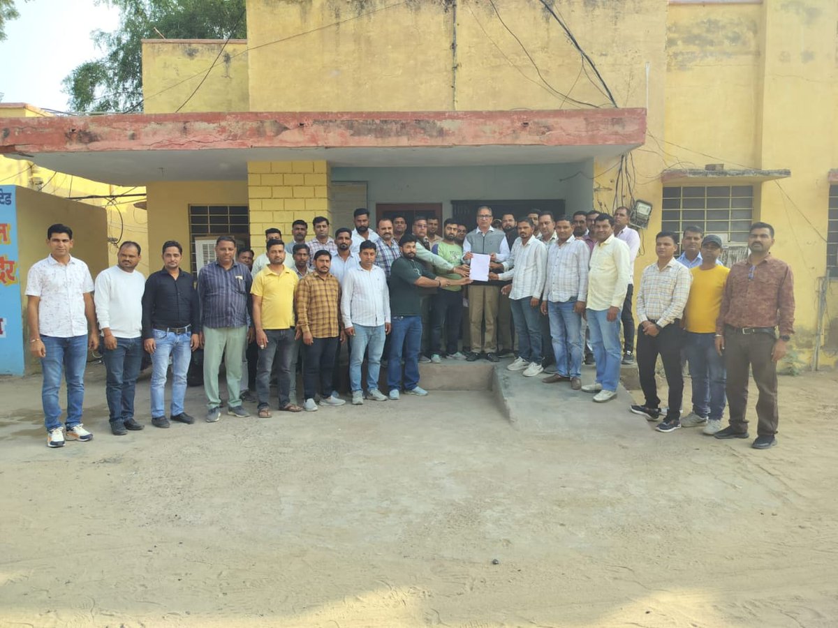 rajeshojha702's tweet photo. बिजली निगमों के निजीकरण के खिलाफ #suratgarh aen office के कर्मचारी #काली_पट्टी बांध कर विरोध जताते हुए।
#Stop_Privatization_of_Electricity

#बिजली_का_निजीकरण_बंद_करो 

@BhajanlalBjp 
@RajCMO 
@PMOIndia 
@ml_vikas 
@ashokgehlot51 
@myogiadityanath https://t.co/3X4Xq6XYRO