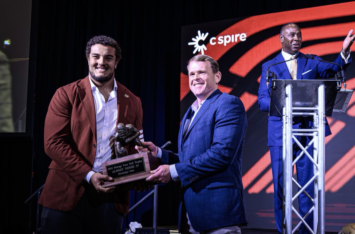 AlbertReese15's tweet photo. It was an absolute honor and great experience to receive the Kent Hull Trophy and to be recognized by the selection committee! Thank you to the Hull family. #hailstate #kenthulltrophy https://t.co/PRLdMACNFa