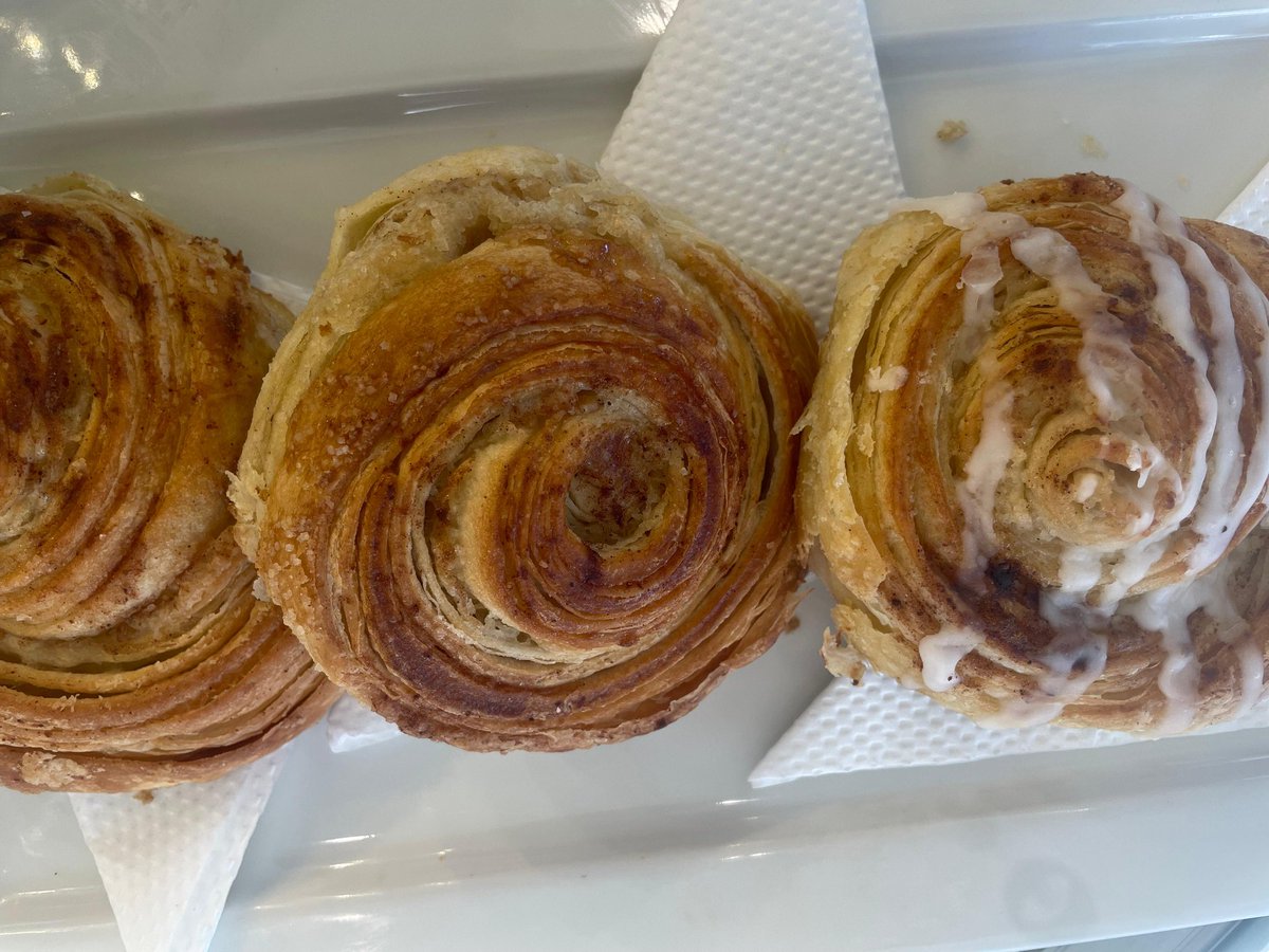 Bava_Restaurant's tweet photo. Elevate your breakfast game with our  fresh-from-the-oven croissants, cinnamon rolls, or sumptuous chicken and beef pies. 

Pair them with a hot cup of coffee, our refreshing juices, or soothing tea. Your morning marvel awaits at Bava.🥐☕🍵 https://t.co/n55tYsIzZJ
