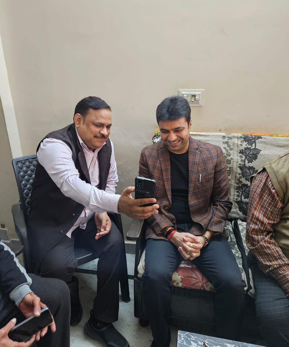 DeepakVohraAAP's tweet photo. #Round28
लोकप्रिय विधायक श्री @AAPNareshBalyan जी के आदेशानुसार अपने वार्ड-115 के शीश राम पार्क में क्षेत्रवासियों से मुलाक़ात की और उनकी समस्याओं को जाना ! https://t.co/NmyMg1kmne