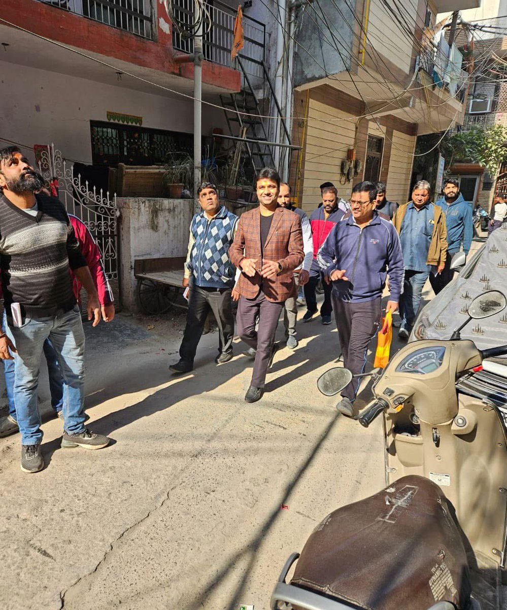 DeepakVohraAAP's tweet photo. #Round28
लोकप्रिय विधायक श्री @AAPNareshBalyan जी के आदेशानुसार अपने वार्ड-115 के शीश राम पार्क में क्षेत्रवासियों से मुलाक़ात की और उनकी समस्याओं को जाना ! https://t.co/NmyMg1kmne