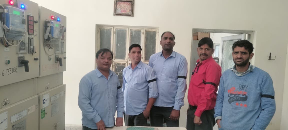 बिजली निगमों के निजीकरण के खिलाफ #अधीन सहायक अभियंता प्रतापनगर सांगानेर के कर्मचारीयों ने #काली_पट्टी बांध कर विरोध किया 
#Stop_Privatization_of_Electricity

#बिजली_का_निजीकरण_बंद_करो 

<a href="/BhajanlalBjp/">Bhajanlal Sharma</a> 
<a href="/RajCMO/">CMO Rajasthan</a> 
<a href="/PMOIndia/">PMO India</a> 
<a href="/ml_vikas/">vikas sharma</a> 
<a href="/ashokgehlot51/">Ashok Gehlot</a> 
<a href="/myogiadityanath/">Yogi Adityanath</a>